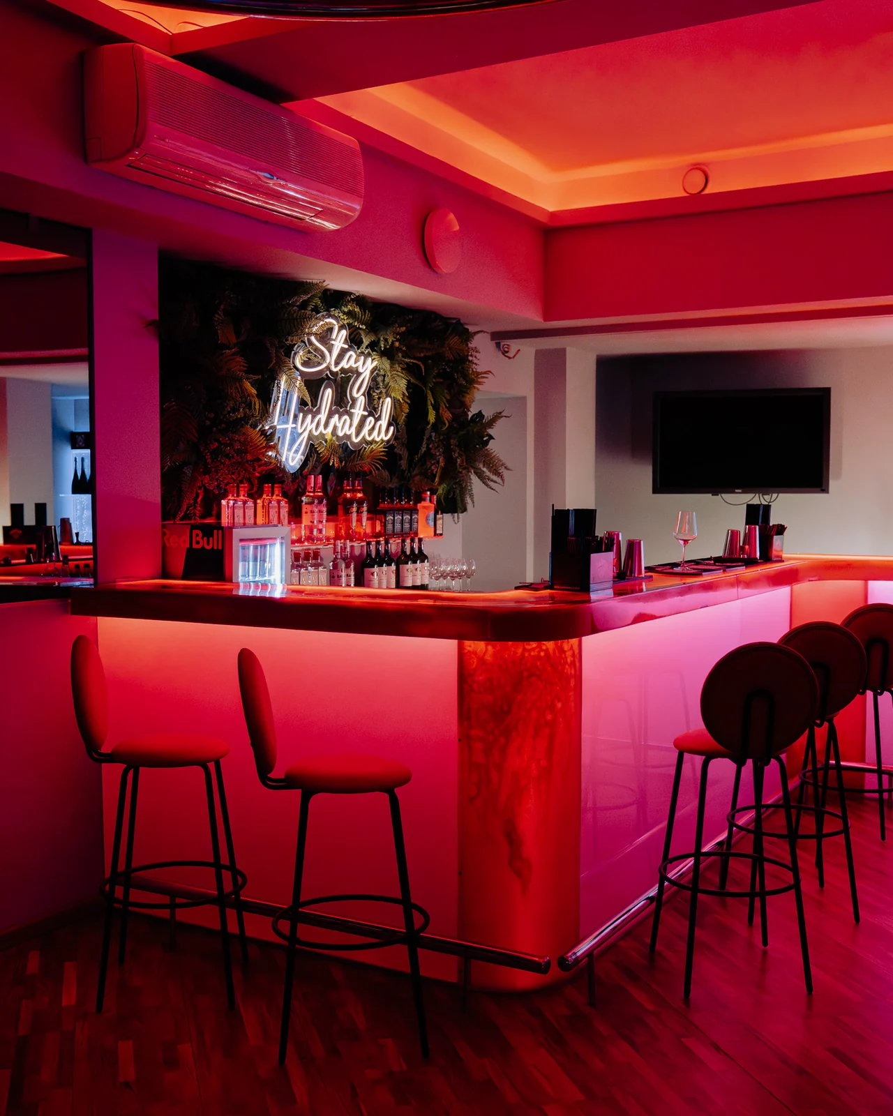 Podświetlany czerwony bar w Klubie PIEKŁO