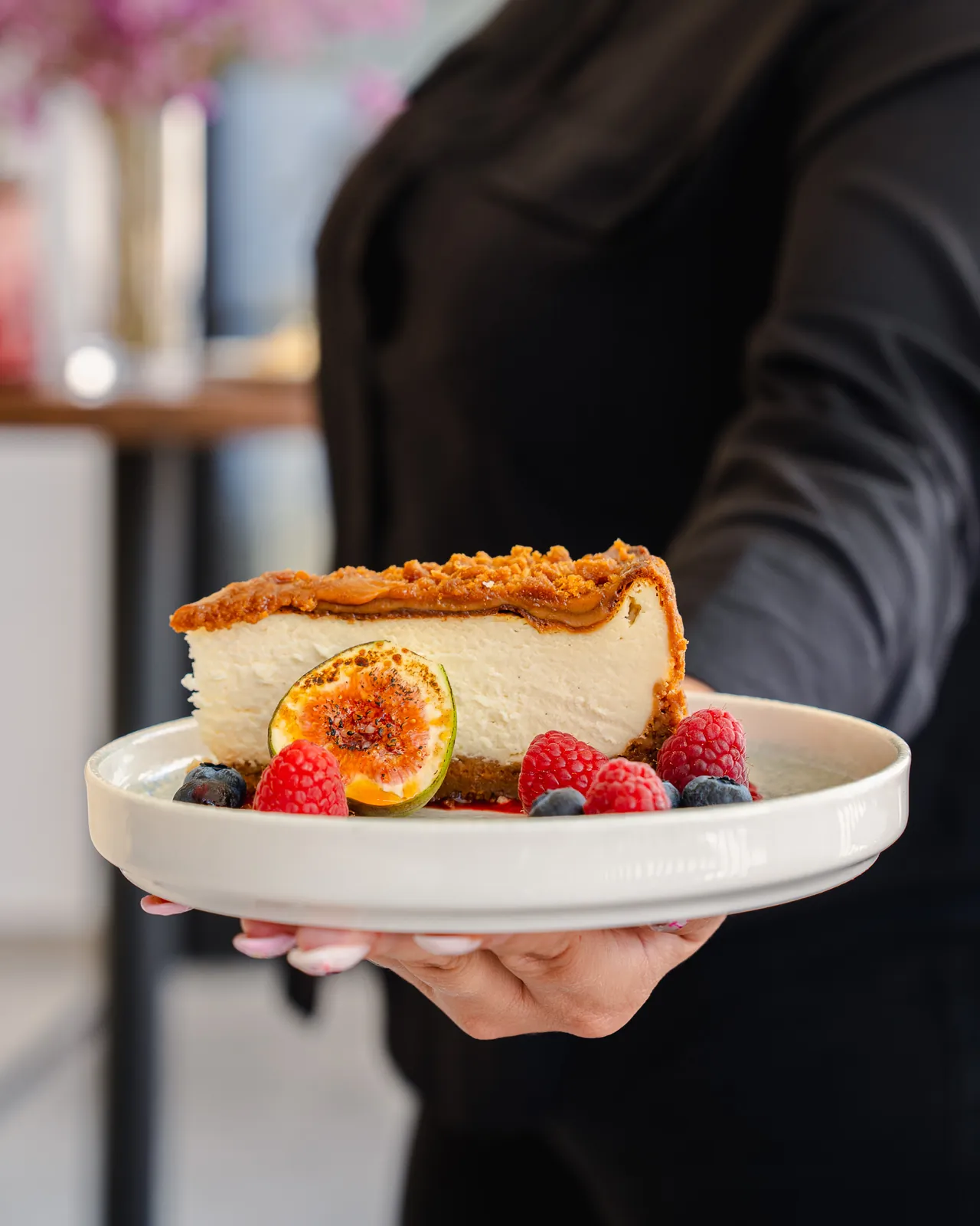 Sernik z owocami serwowany w Restauracji MAX